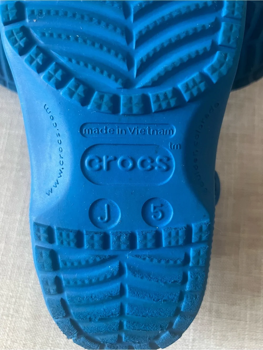 CROCS Classic blue Clogs, boys/girls/unisex 5, playground school outdoors